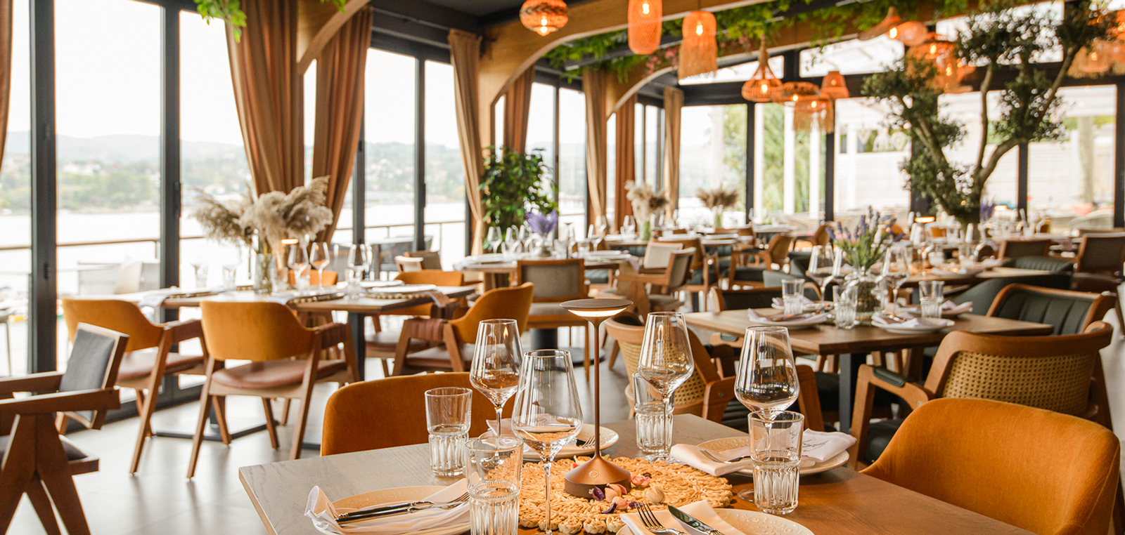 Suvenir dining atmosphere by the windows